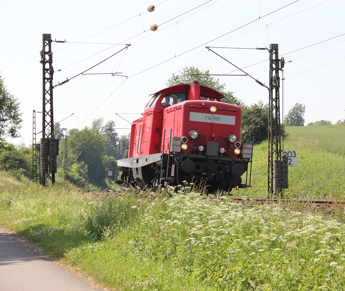 714 001 der Notfalltechnik als Tfzf in Fahrtrichtung Norden. Aufgenommen am 19.06.2013  zwischen Eschwege und Albungen.