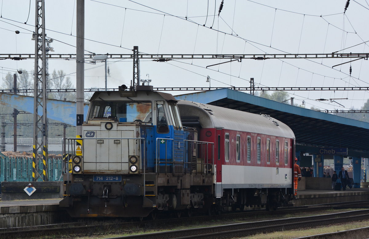 714 212-8 rangiert den slowakischen Schlafwagen SK-ZSSK WLABmee 62 56 71-90 010-2 im Bahnhof Cheb.

Cheb 15.04.2017