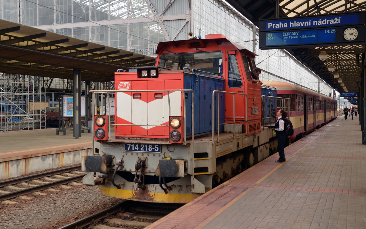 714 218 wartet mit der Os 9011 nach Cercany am 15.06.16 im Hbf Prag auf die Abfahrt.