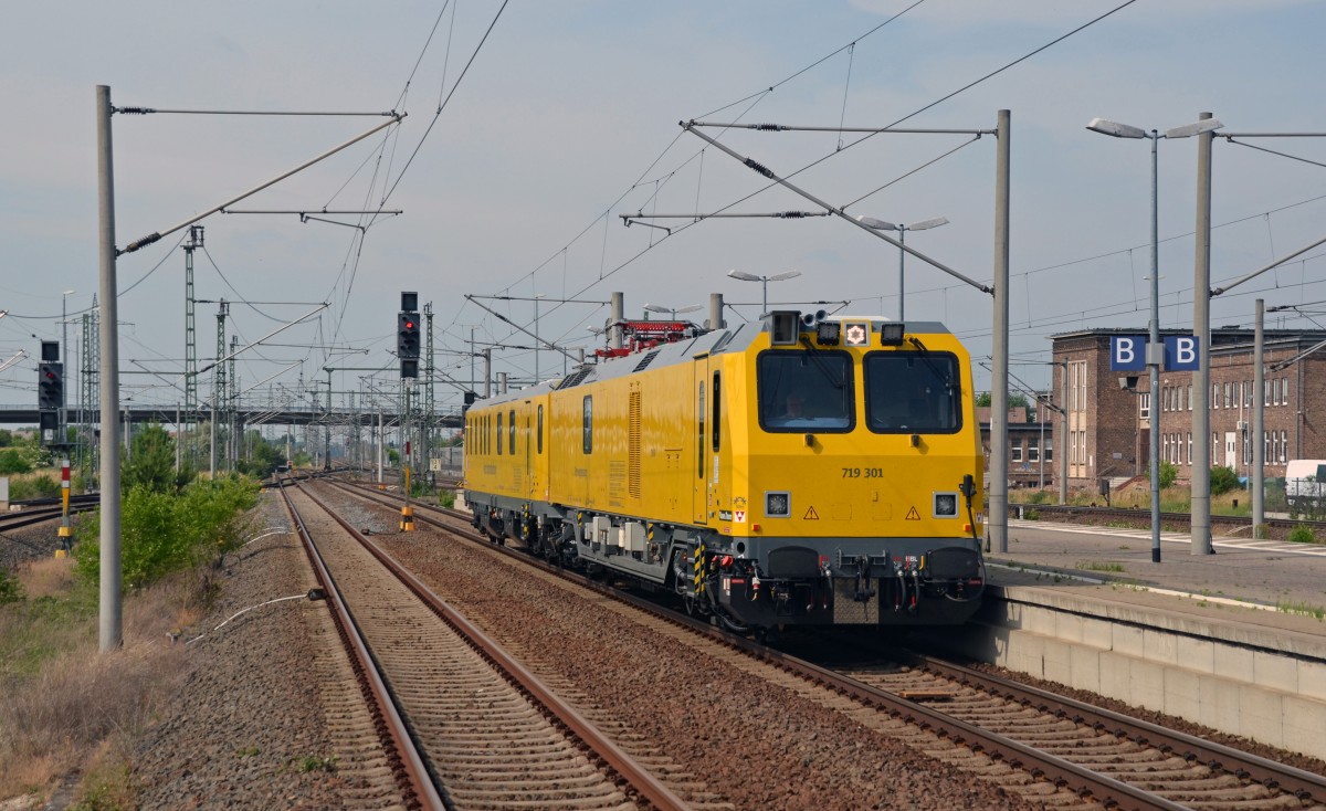 719 301 der DB Netz durchfuhr am 14.06.15 Bitterfeld Richtung Leipzig.