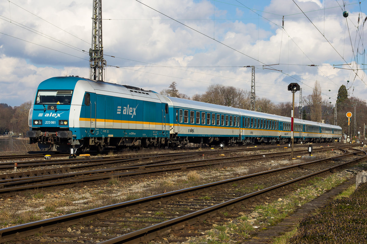 7.3.16
223 061 zieht ihren ALEX Vollzug über den Bahndamm in Lindau.