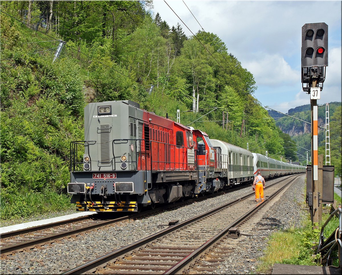 741 516 und 741 710 überführen am 15.05.2017 zwei ICE4 Einheiten zum Eisenbahnversuchsring Velim. Aufgenommen in Schmilka-Hirschmühle.