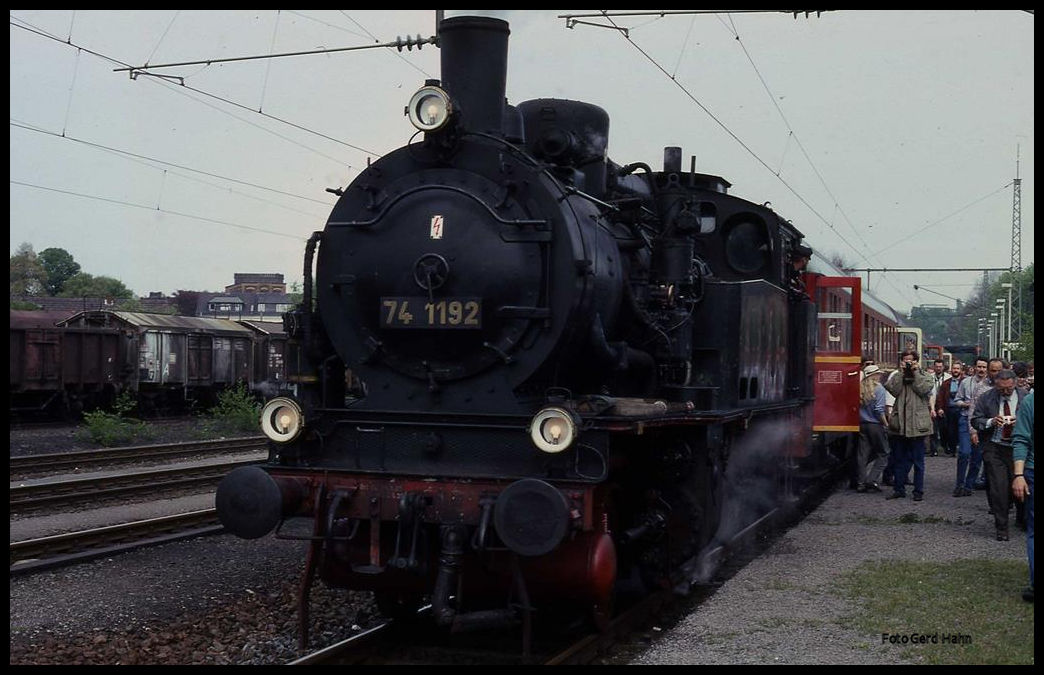 741192 war am 11.5.1991 Zuglok des BDEF Sonderzuges hier beim Halt in Hattingen.