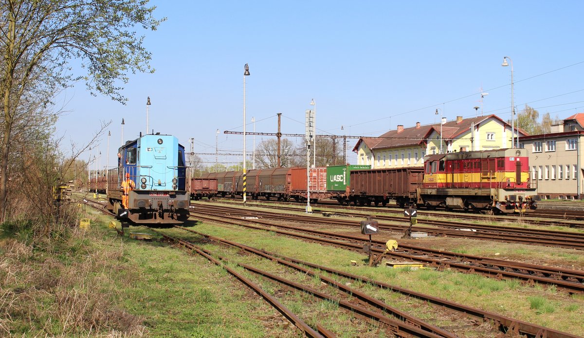 742 109-2 zu sehen in Tršnice am 18.04.18 und daneben steht 742 116-7 mit der Übergabe nach Cheb.