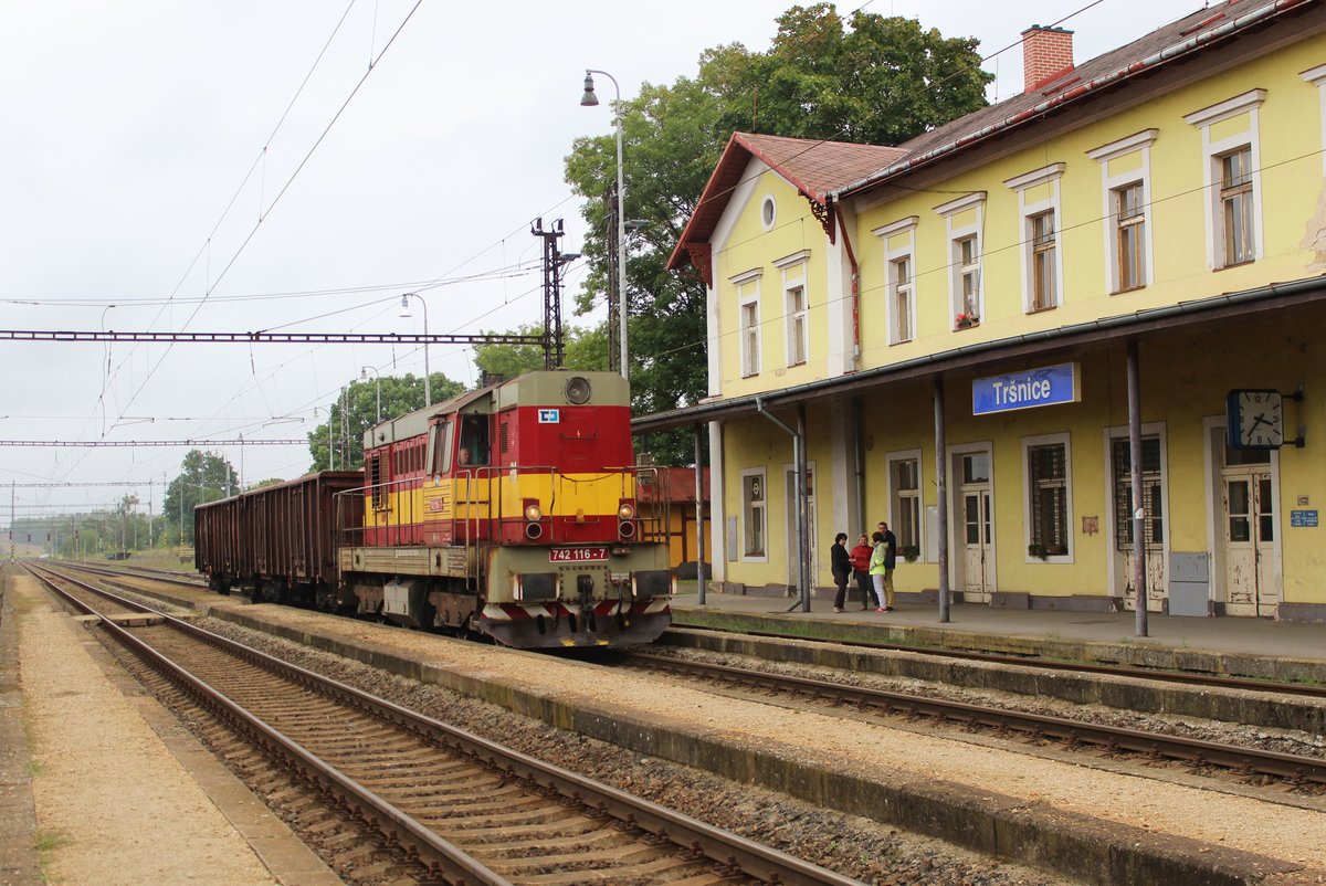 742 116-7 mit der Übergabe von Sokolov nach Cheb, zu sehen am 12.08.16 in Tršnice.