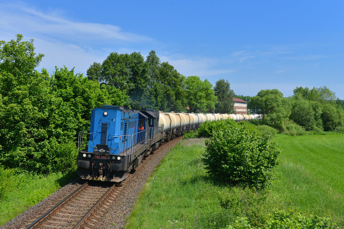 742 243 + 742 111 mit einem Kesselzug am 30.05.2017 bei Blizejov. 