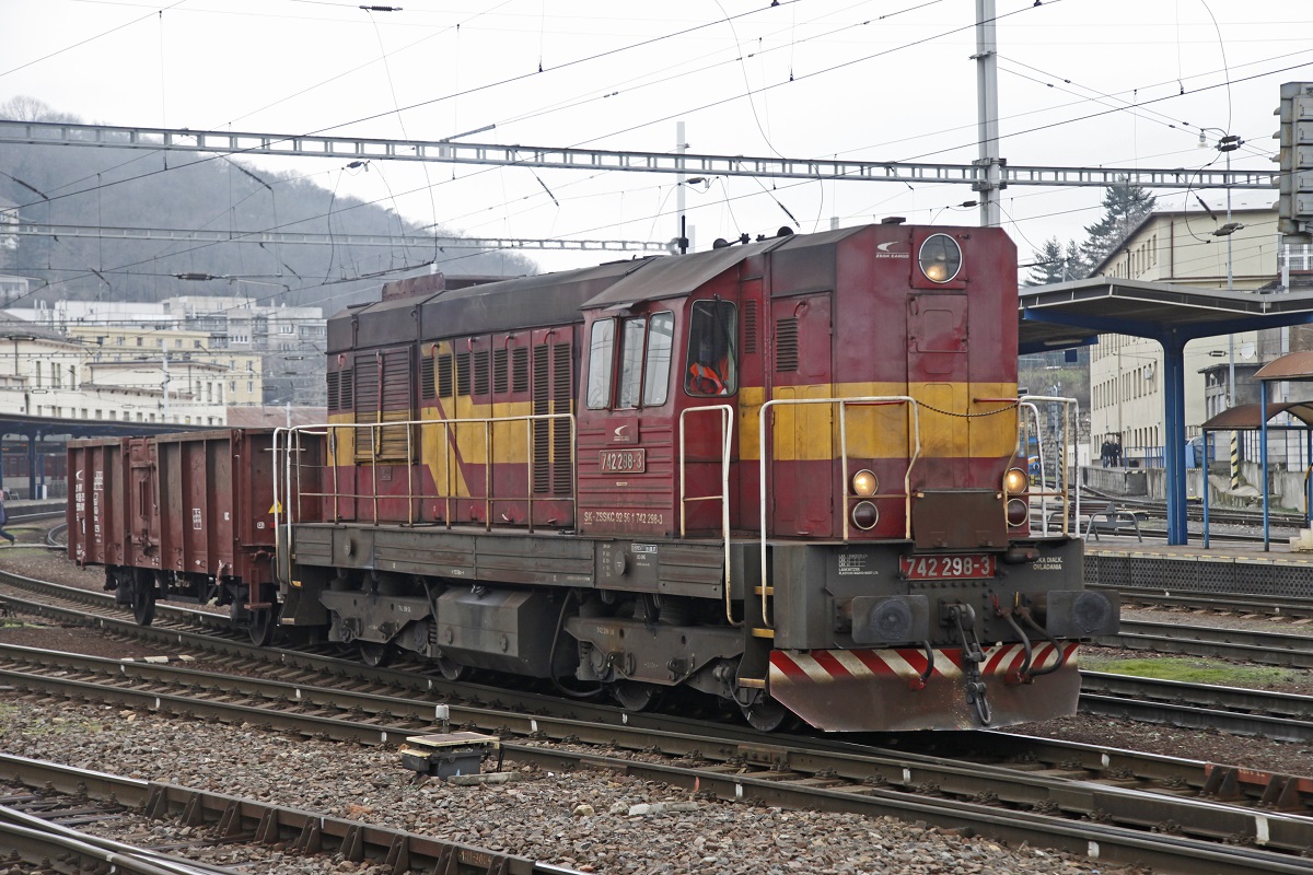 742 298 ist am 12.01.2018 in Bratislava Hlavna Stanica mit einem Güterwagen unterwegs.
