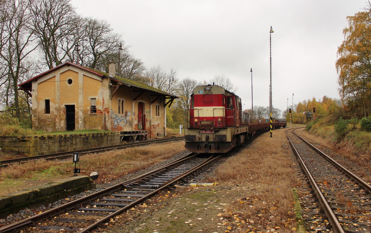 742 357-7 fuhr am 25.10.17 den leeren Betonteilezug von Aš nach Cheb durch Hazlov. Foto entstand vom Bahnsteig!