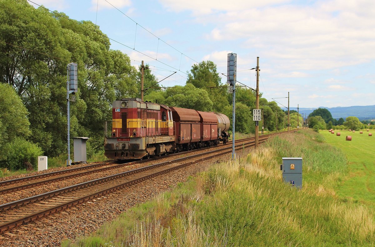 742 358-5 fuhr am 13.07.17 sehr langsam einen (Schadwagenzug) durch Tršnice Richtung Cheb.