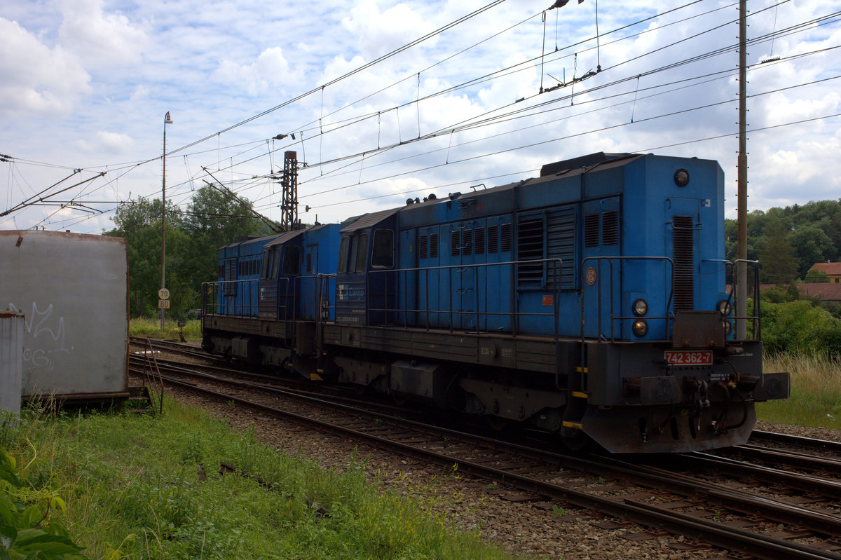 742 381-7 und 742 362-7 brachten gemeinsam einen Nahgüterzug nach Karlstejn.
16.07.2017 12:47 Uhr.