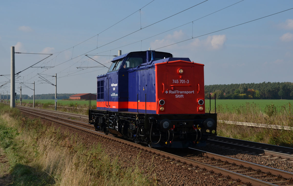 745 701 des Tschechischen Unternehmens RailTransport Stift rollte am 29.09.17 frisch lackiert durch Rodleben Richtung Roßlau. Wahrscheinlich handelte es sich um eine Überführung vom Alstom-Werk Stendal zum Sitz der Firma in Tschechien.