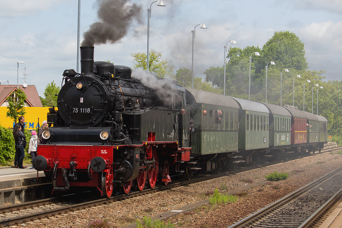 75 1118 mit einem Sonderzug in Meckenbeuren. Dieser Dampfzug war im Rahmen des Bodo-Erlebnstages mehrmals zwischen Aulendorf und Friedrichshafen im Einsatz mit den Unterwegshalten Ravensburg und Meckenbeuren

Meckenbeuren, 11.05.2014