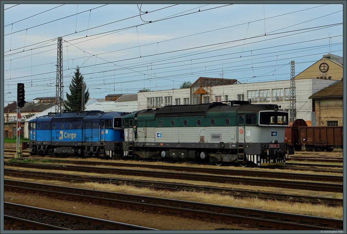 750 213-1 und 750 338-6 der CD Cargo warten am 04.06.2017 in Hradec Králové auf den nächsten Einsatz.