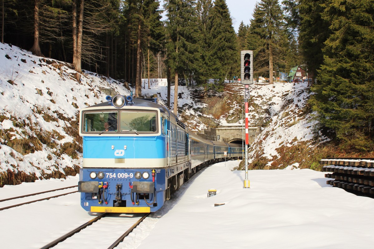 754 009-9 mit Rx 778 Špičák bei der Einfahrt in Špičák am 07.02.16. Foto vom Bahnsteigende!
