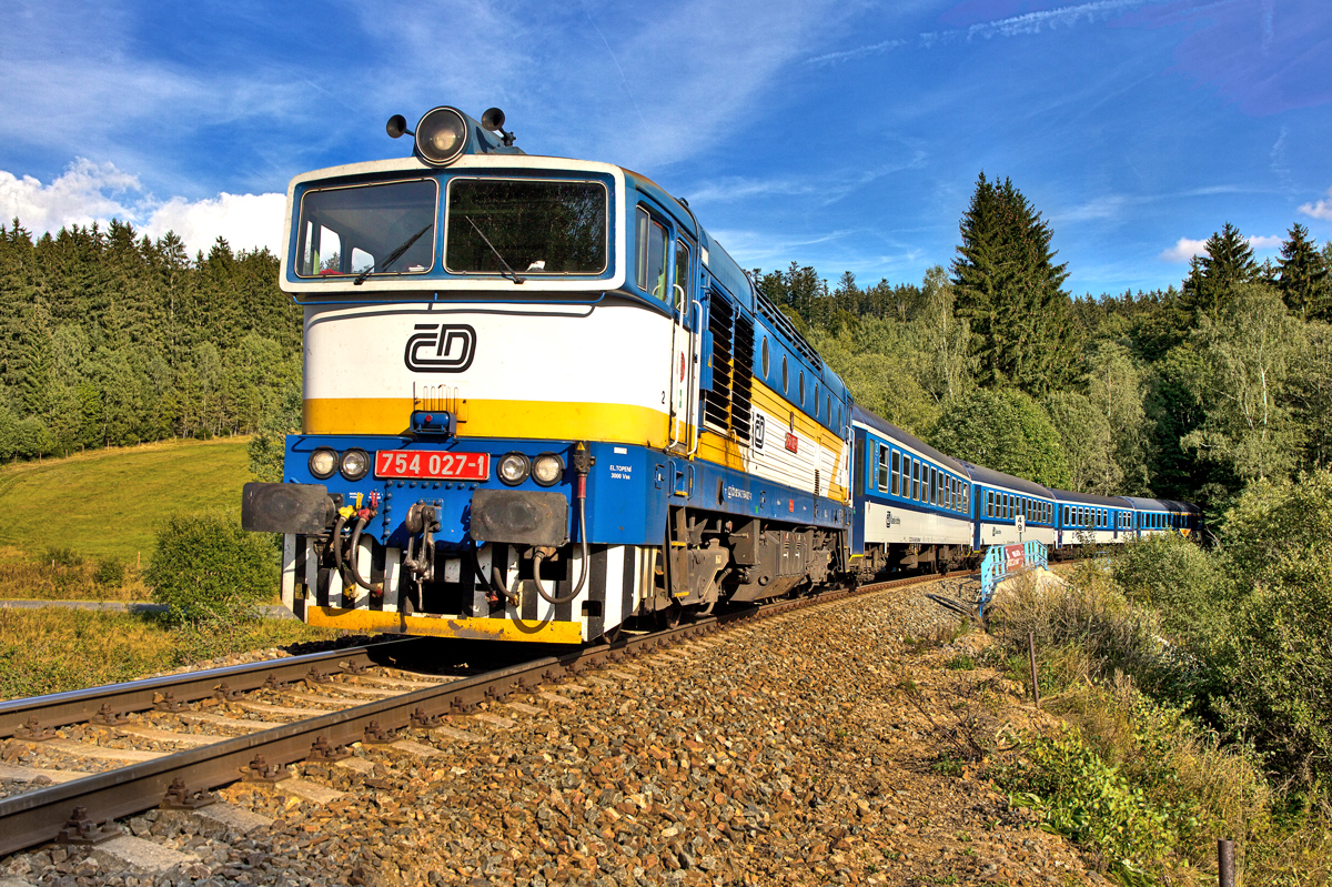 754 027-1 fährt in Spicak mit dem Schnellzug 779 von Bayrisch Eisenstein nach Prag vorüber,Bild vom 12.9.2015