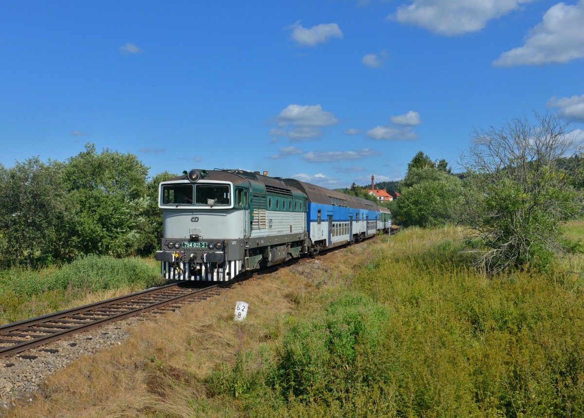 754 031 mit einem Os am 05.08.2015 bei Horni Plana. 