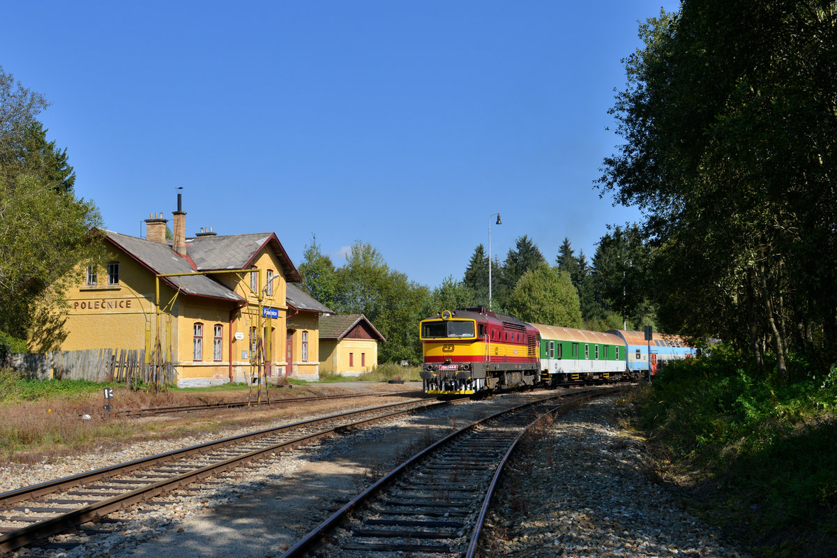 754 044 mit einem Os am 15.09.2016 am Bahnhof Polecnice. 