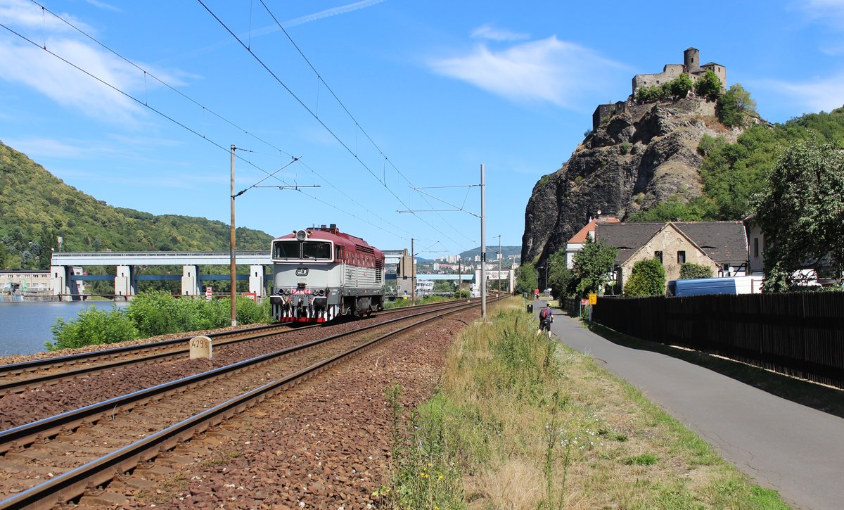 754 061-0 fuhr am am 07.07.18 von Děčín nach ... durch Ústí nad Labem-Střekov. Es war ein Personenzug nicht gekommen. Meine Vermutung war, die Lok holt eventuell den liegengeblibenen Zug ab.