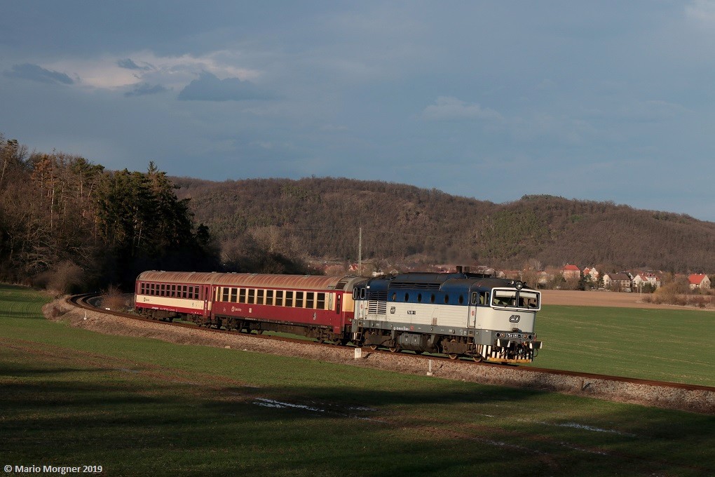 754.051 kam mit den R1242 Praha hl.n. - České Budějovice zwischen Libomyšl - Lochovice, 17.03.2019