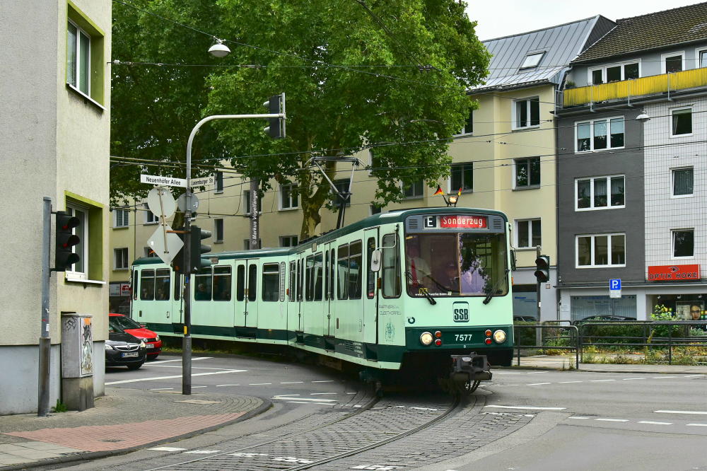 7577 beim Einbiegen von der Luxemburger Straße auf die Neuenhöfer Allee am 17.09.2017.