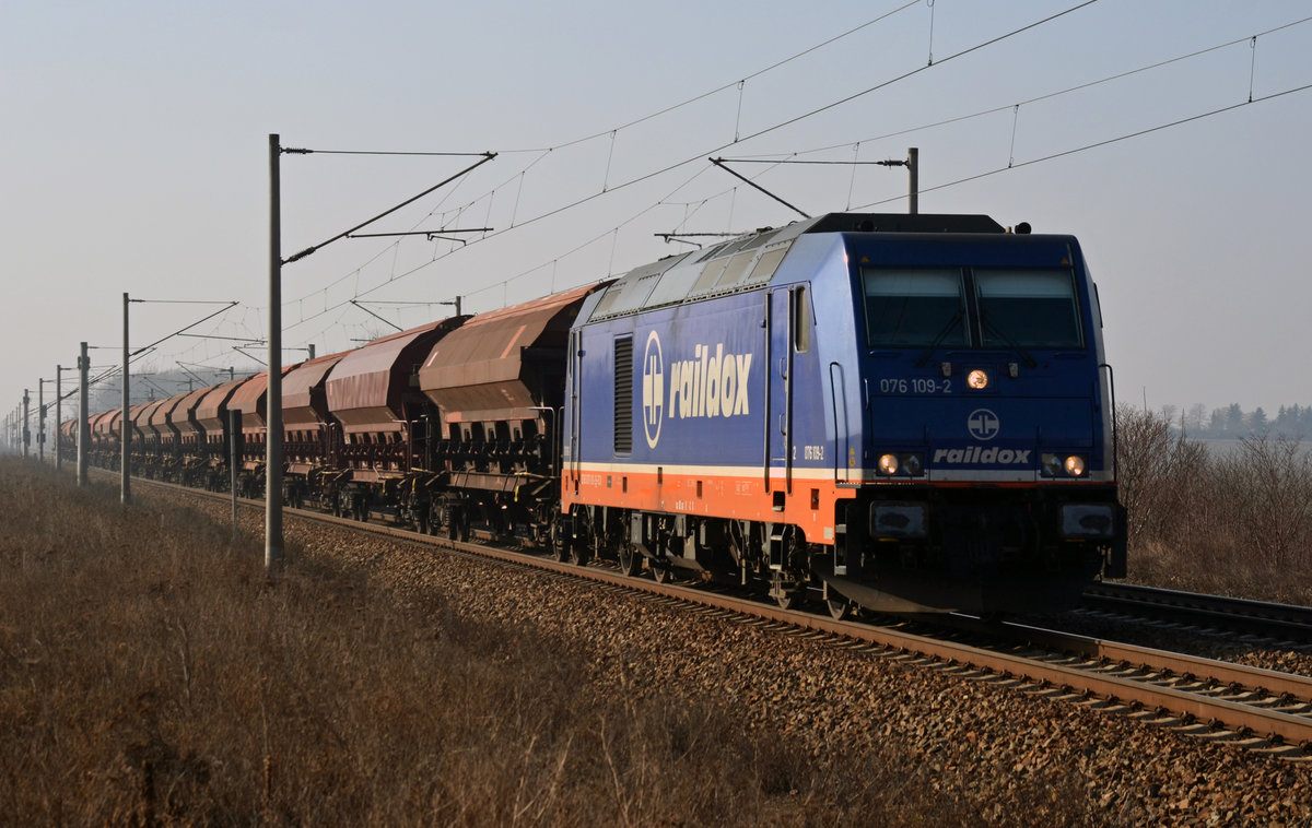 76 109 der Raildox führte am 14.02.17 einen Schwenkdachwagenzug durch Leipzig-Rückmarsdorf Richtung Leipzig.