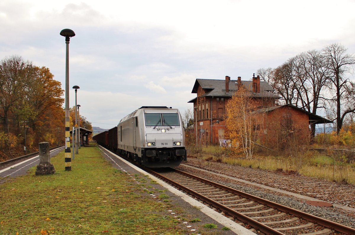 76 111 zu sehen am 08.11.18 in Oppurg mit dem Stahlzug von Könitz nach Cheb/Cz. Das Glück war, dass der Zug hier mit der Erfurter Bahn hier kreuzte und somit auf der rechten seite fuhr.