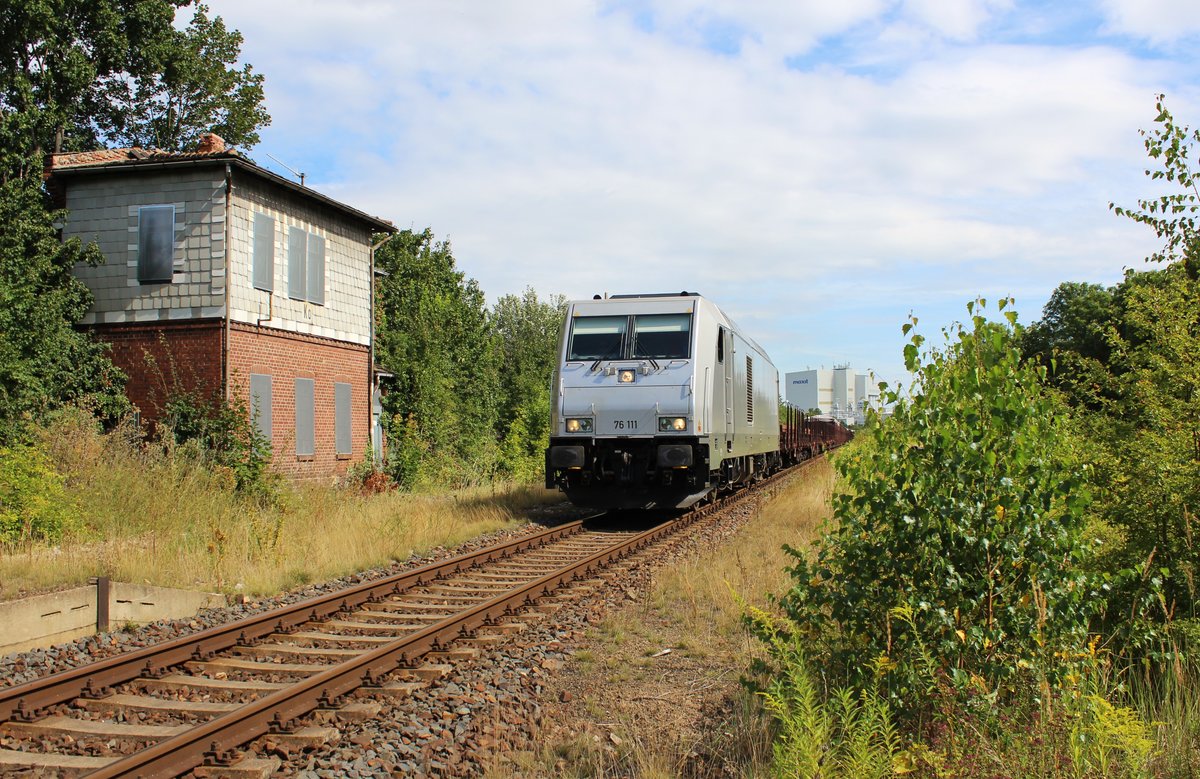 76 111 zu sehen mit dem Schrottzug von Cheb/CZ nach Könitz. Hier der Zug in Krölpa am 20.08.16. 