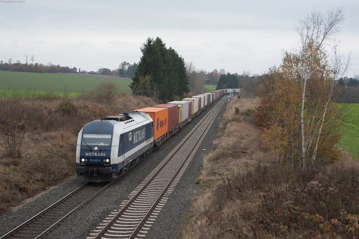 761 007-4 der Metrans mit einem Elbtalumleiter bei Martinlamitz Richtung Marktredwitz, 12.11.2016