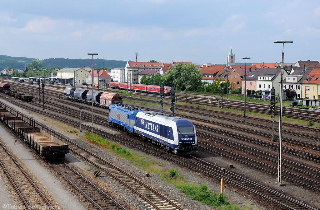 761 007 (92 54 2761 007-4 CZ-MT) + 380 002 (CZ-CD 91 54 7 380 002-6) als Lokzug bei der Ausfahrt aus dem Bahnhof Schwandorf am 09.06.2013