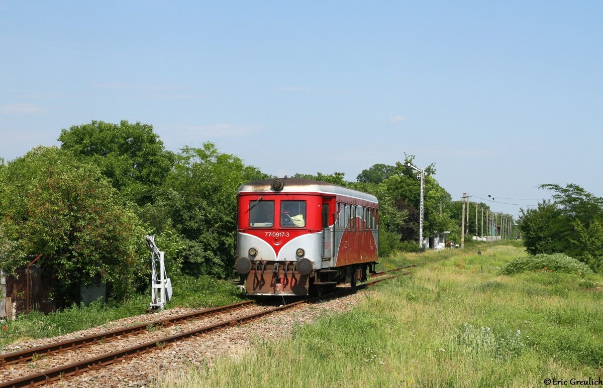 77 0917 verlässt am 31.05.17 den Bahnhof Corabia nach Caracal.