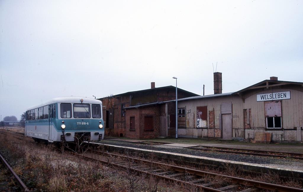 771010 hält hier als RB von Schönebeck nach Blumenberg am 24.1.1999 in Welsleben.