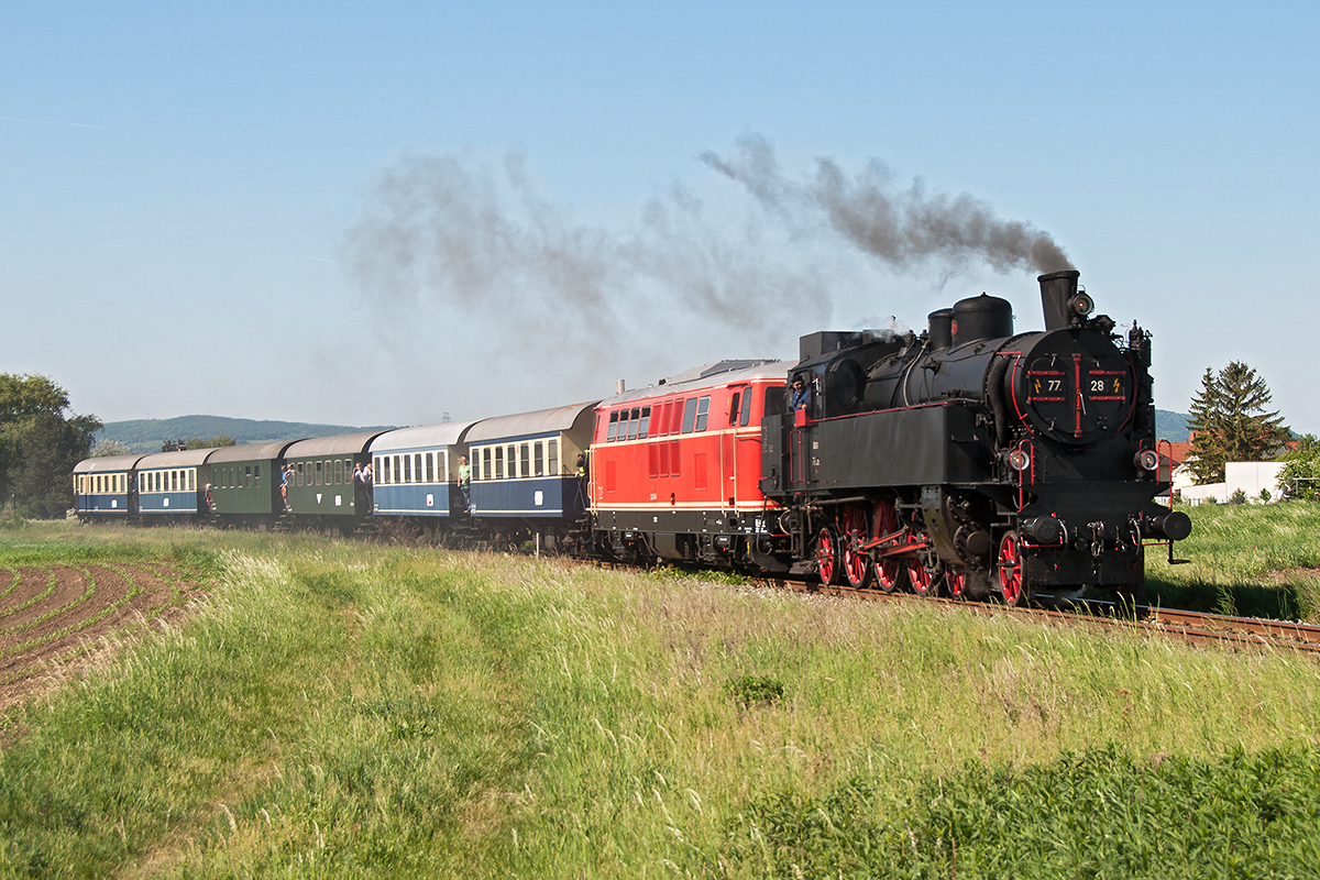 77.28 und 2143.56 waren am 06.05.2018 dem Erlebniszug zum 11. Oldtimertreffen nach Ernstbrunn unterwegs. Die Aufnahme kurz vor Rückersdorf-Harmannsdorf.