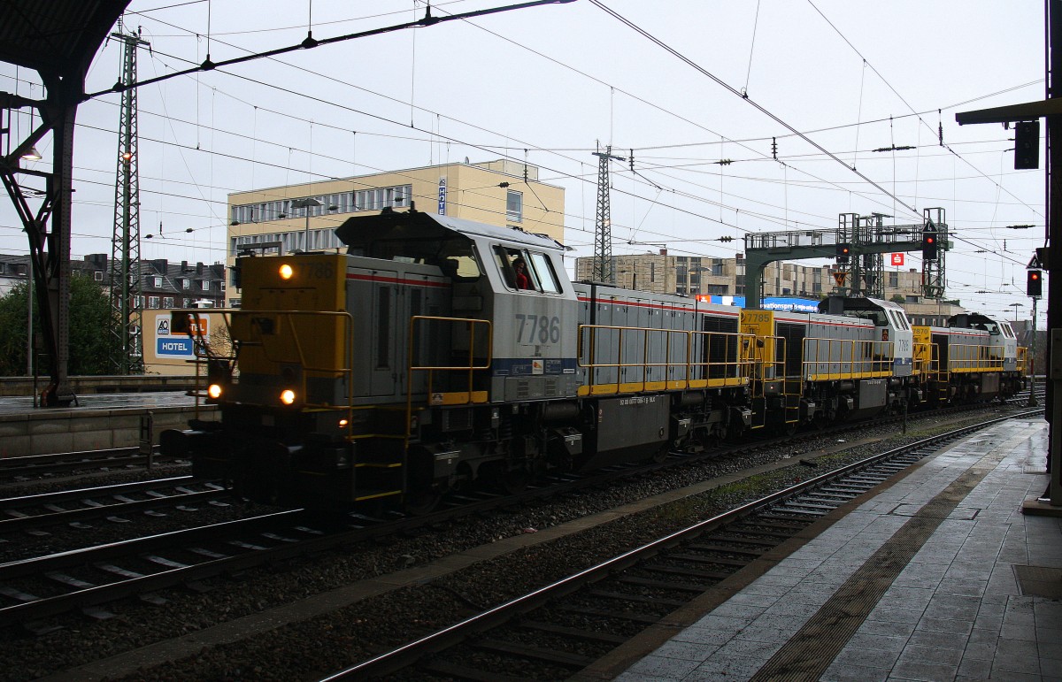 7786,7785,7870 alle drei von der SNCB kommen durch den Aachener-Hbf als Lokzug aus Aachen-Rothe Erde und fahren in Aachen-Hbf ein.
Aufgenommen vom Bahnsteig 7 vom Aachen-Hbf.
Bei Regenwetter am Nachmittag vom 16.12.2015.