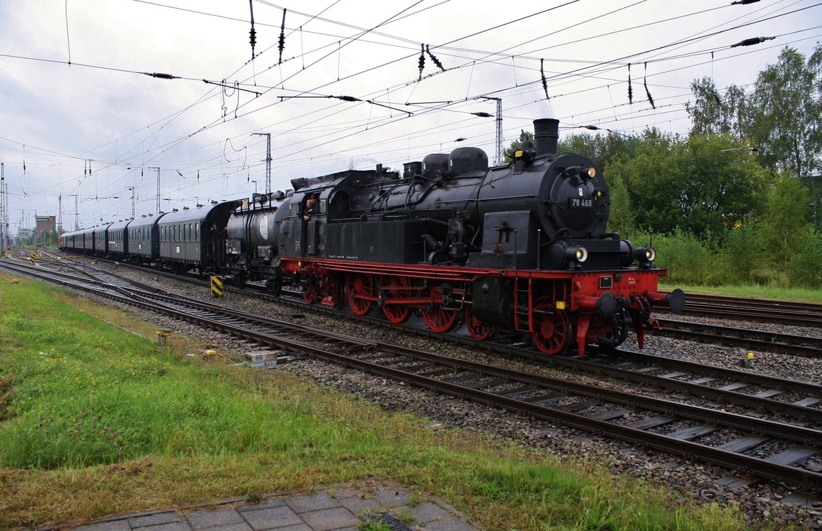 78 468 und 423 013-2 (Zugende) erreichen am 9.9.2017 mit dem DPF20061 von Hamburg-Harburg nach Warnemünde den Rostocker Hauptbahnhof.