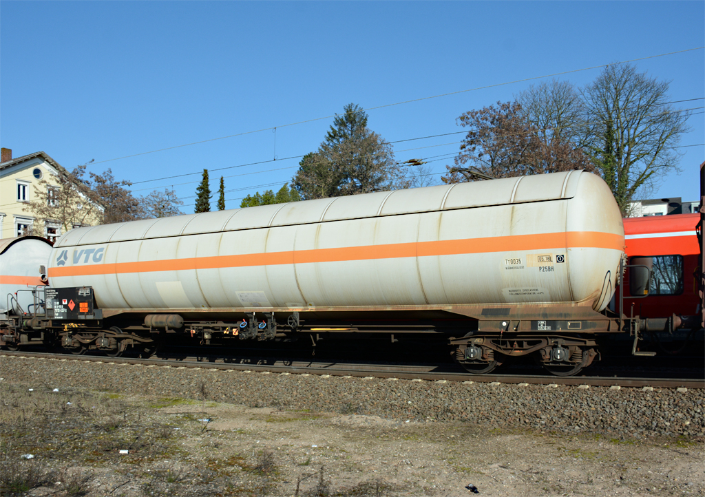 7819 457-2 VTG-Kesselwagen innerhalb eines durchfahrenden Güterzuges in Oberkassel - 16.02.2016