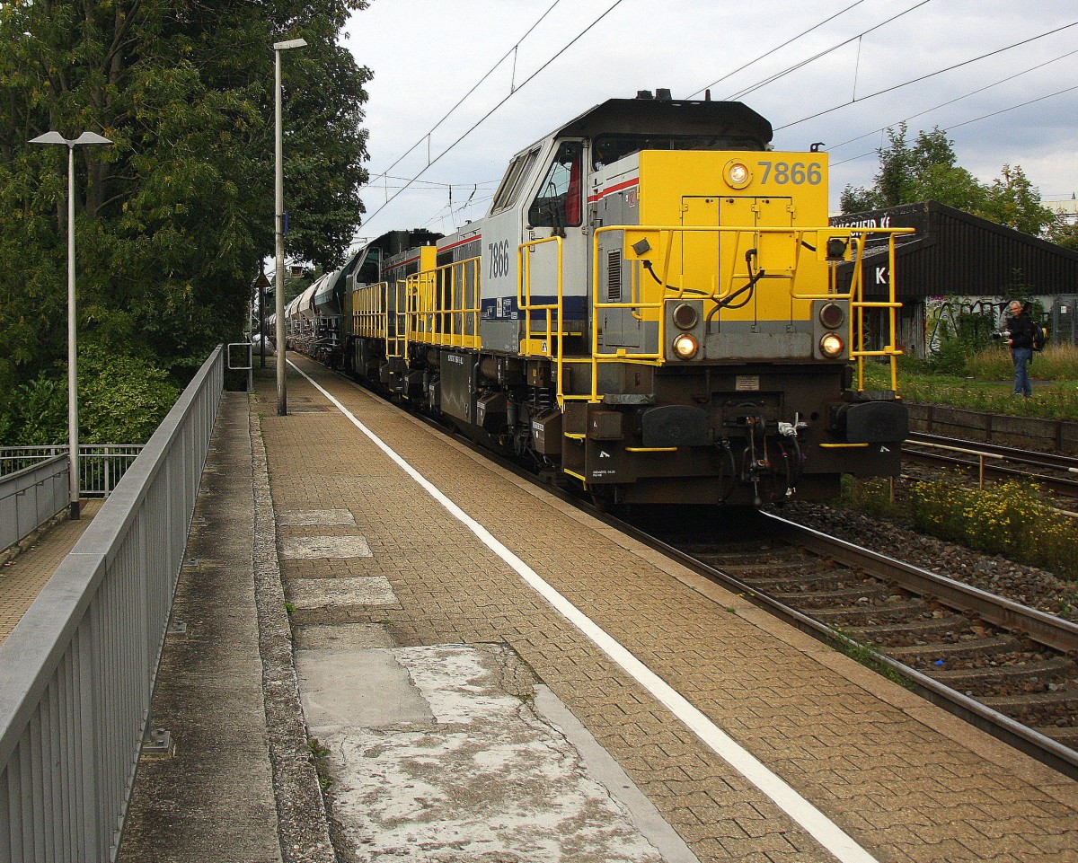 7866 und 7867 beide von der SNCB  kommen die  Kohlscheider-Rampe hoch aus Richtung Neuss,Herzogenrath mit einem Kurzen Kalkleerzug aus Oberhausen-West(D) nach Hermalle-Huy(B) und fahren durch Kohlscheid in Richtung Richterich,Laurensberg,Aachen-West.
Bei Wolken am 21.9.2015.