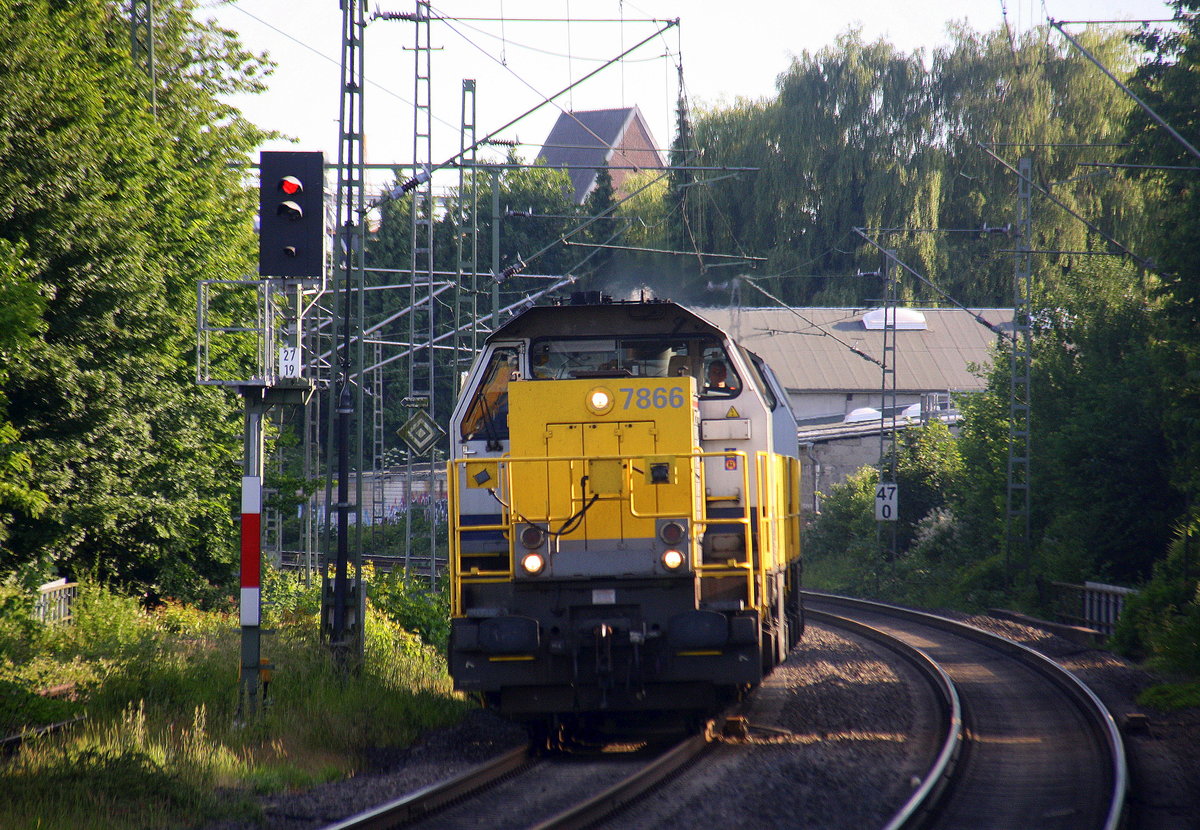 7866,7786 beide von der SNCB kommen als Lokzug aus Belgien nach Oberhausen-West und fahren  durch Erkelenz in Richtung Herrath,Beckrath,Wickrath,Rheydt-Hbf,Mönchengladbach-Hbf. 
Aufgenommen vom Bahnsteig 1 in Erkelenz. 
Bei Sommerwetter am Abend vom 8.6.2017.
