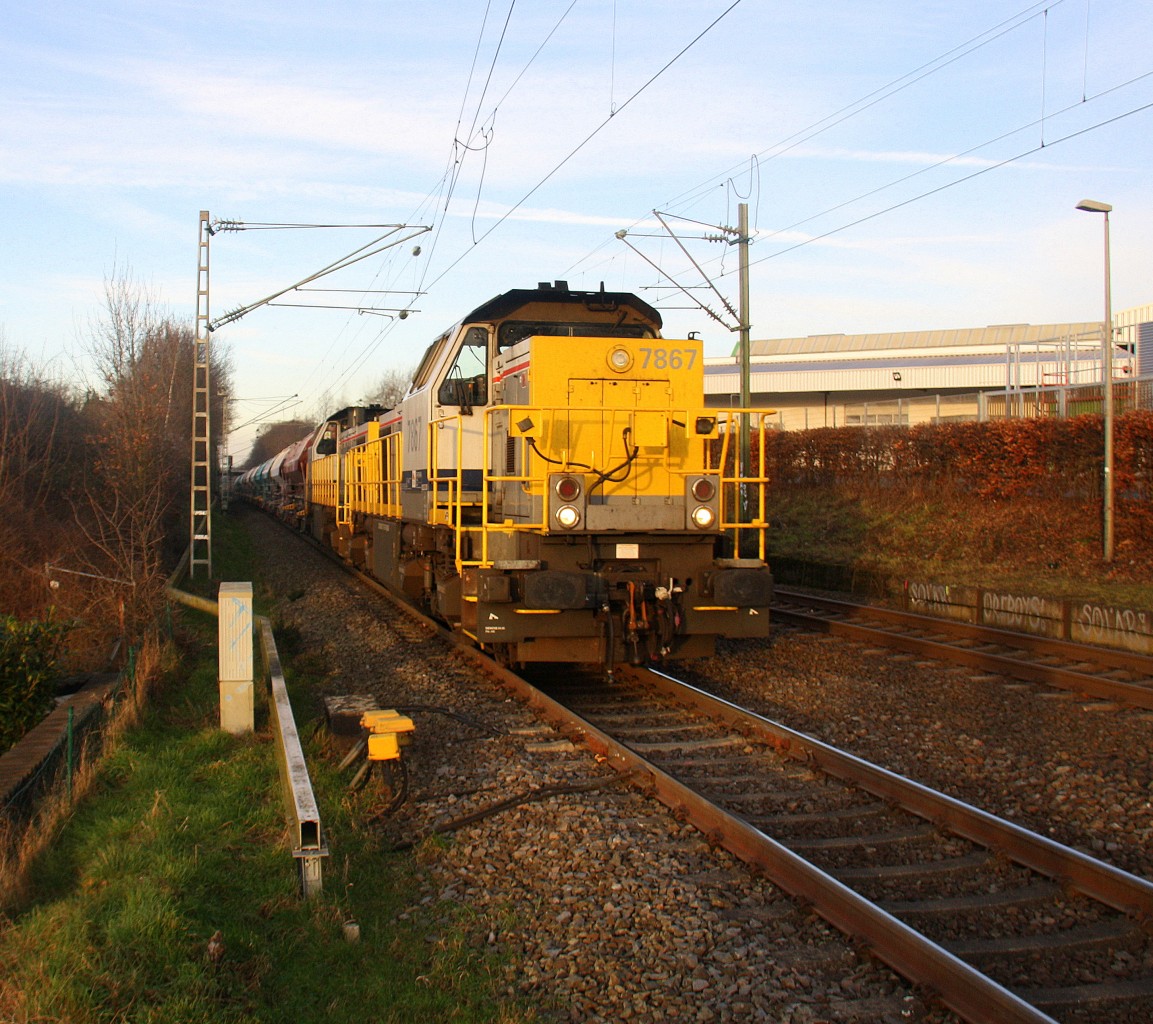 7867 und 7866 beide von der SNCB kommen die Kohlscheider-Rampe hoch aus Richtung Neuss,Herzogenrath mit einem Kurzen Kalkleerzug aus Oberhausen-West(D) nach Hermalle-Huy(B) und fahren durch Kohlscheid in Richtung Richterich,Laurensberg,Aachen-West. Aufgenommen vom Bahnsteig 2 in Kohlscheid. 
Bei Sonne und Wolken am Nachmittag vom 28.1.2016.