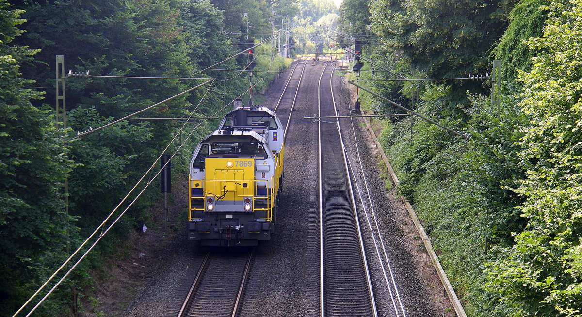 7869,7868 beide von der SNCB kommen als Lokzug aus Belgien nach Oberhausen-West und fahren durch Kohlscheid in Richtung Herzogenrath.
Aufgenommen von der Brücke der Roermonderstraße in Kohlscheid. 
Am Vormittag vom 18.7.2016.