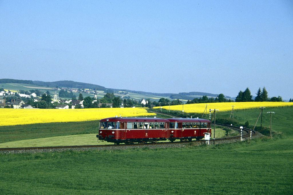 79 726 + 996 836 bei Geilertsreuth (Strecke Neustadt (W) - Floß - Eslarn) am 19.05.1990