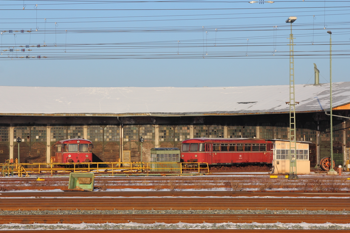 796 683-1 und 996 755-5 vor dem Lokschuppen im ehemaligen BW Lichtenfels am 27.01.2017.