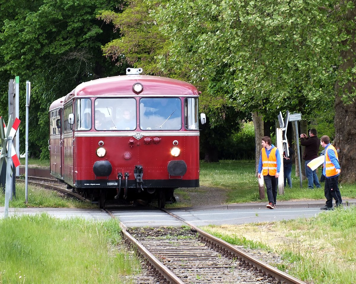 796 901 mit 998 680 (FERST) am 15.05.16 bei der Ausfahrt aus Rinteln Nord in Richtung Stadthagen.