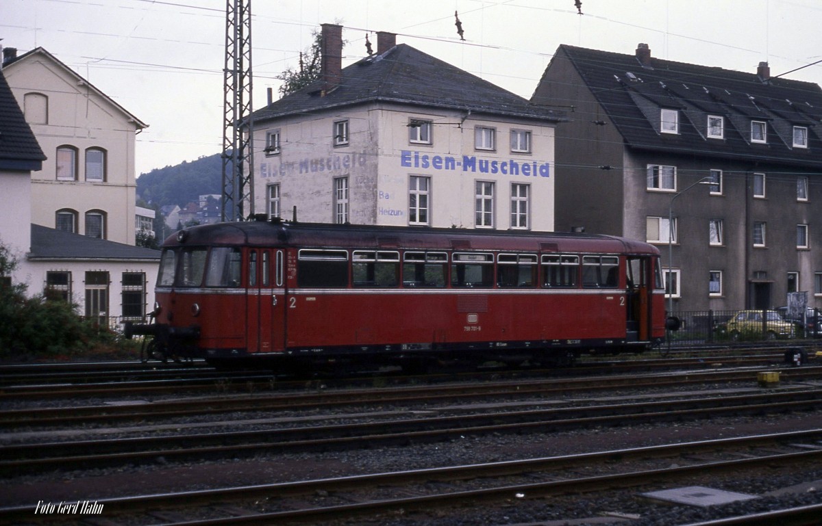 798701 rangiert am 5.10.1988 um 11.25 Uhr im Bahnhof Siegen.