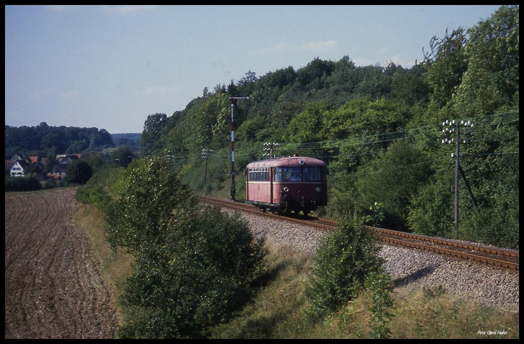 798751 als Zug 7029 nach Seckach hier am 15.8.1989 um 16.53 Uhr bei Bödigheim.