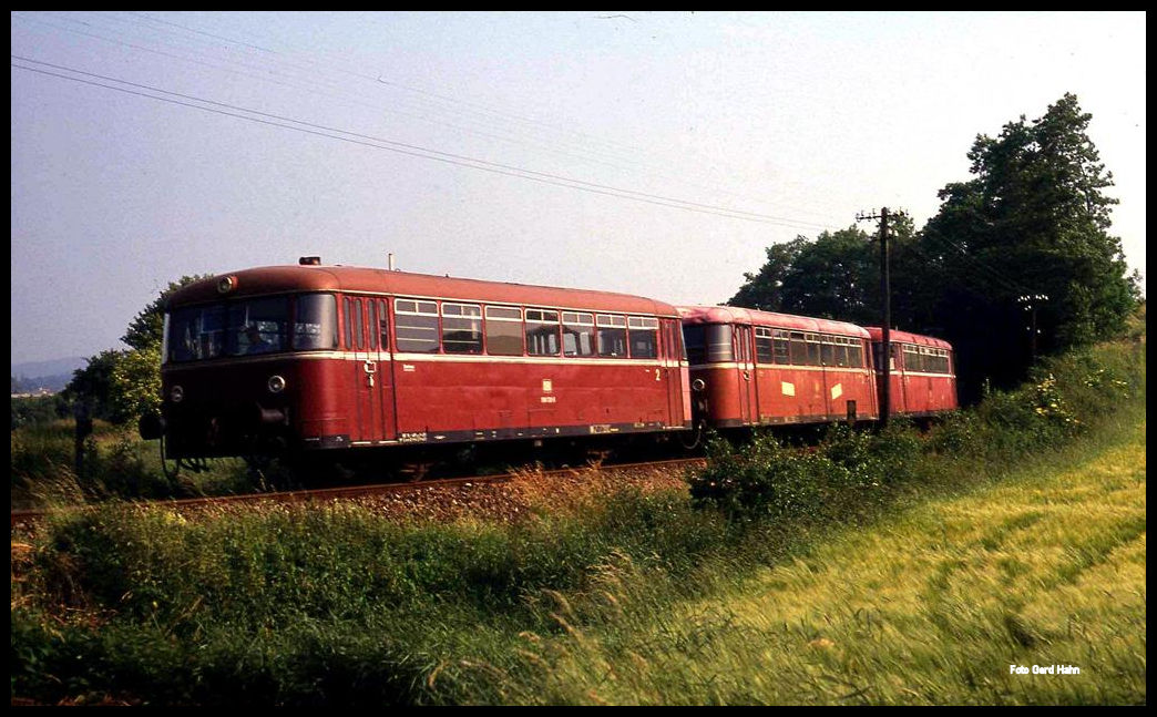 798824 ist als dreiteilige Schienenbus Einheit hier am 5.7.1991 um 8.51 Uhr am Ortsrand von Buchen nach Seckach unterwegs.