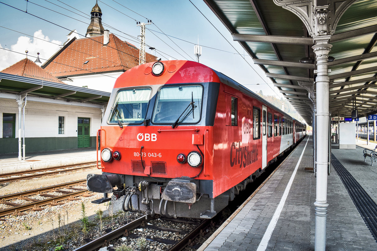 80-73 043-6 an der Spitze der S2 4313 (St. Veit a. d. Glan - Feldkirchen in Kärnten - Villach Hbf), im Bahnhof St. Veit a. d. Glan.
Aufgenommen am 10.10.2018.