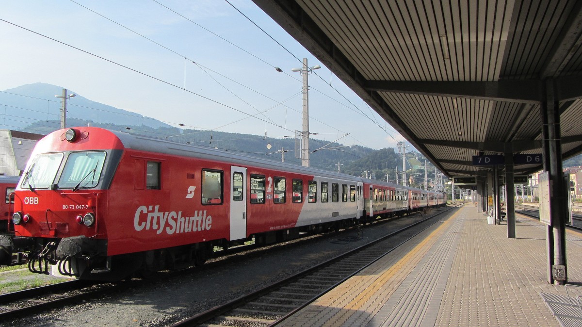 80-73 047-7 als Steuerwagen dieser CityShuttle-Garnitur, welche am 15.7.2013 in Innsbruck Hbf auf ihren nchsten Einsatz wartet.