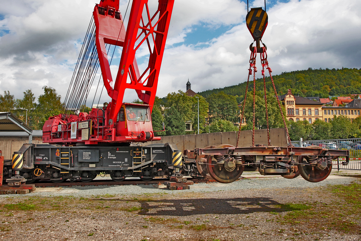 80 80 DB 979 0 012-6 Kranwagen ist im Dampflokwerk Meiningen mit einer geringen Last für die Besucher beschäftigt.Bild vom 5.9.2015