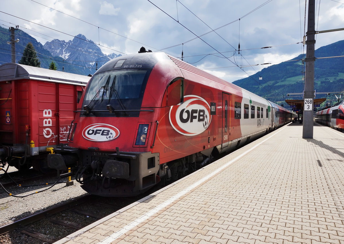 80-90.725 an der Zugspitze des  ÖFB-railjet , unterwegs als railjet 632 (Lienz - Wien Hbf), am 25.5.2016 in Lienz.
Schublok war 1116 225-4.