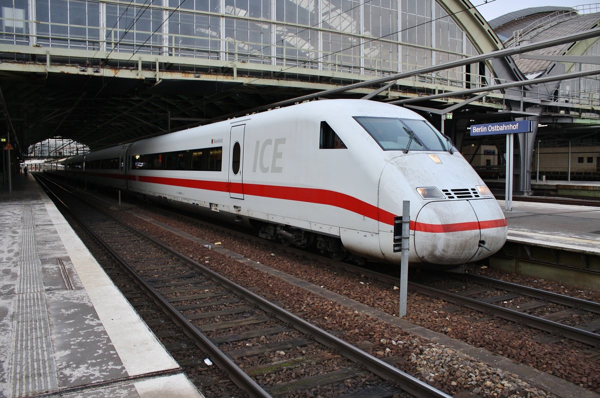 808 004-6  Bielefeld  steht am 30.12.2017 als ICE996 von Frankfurt(Main) Flughafen Fernbahnhof im Berliner Ostbahnhof. 